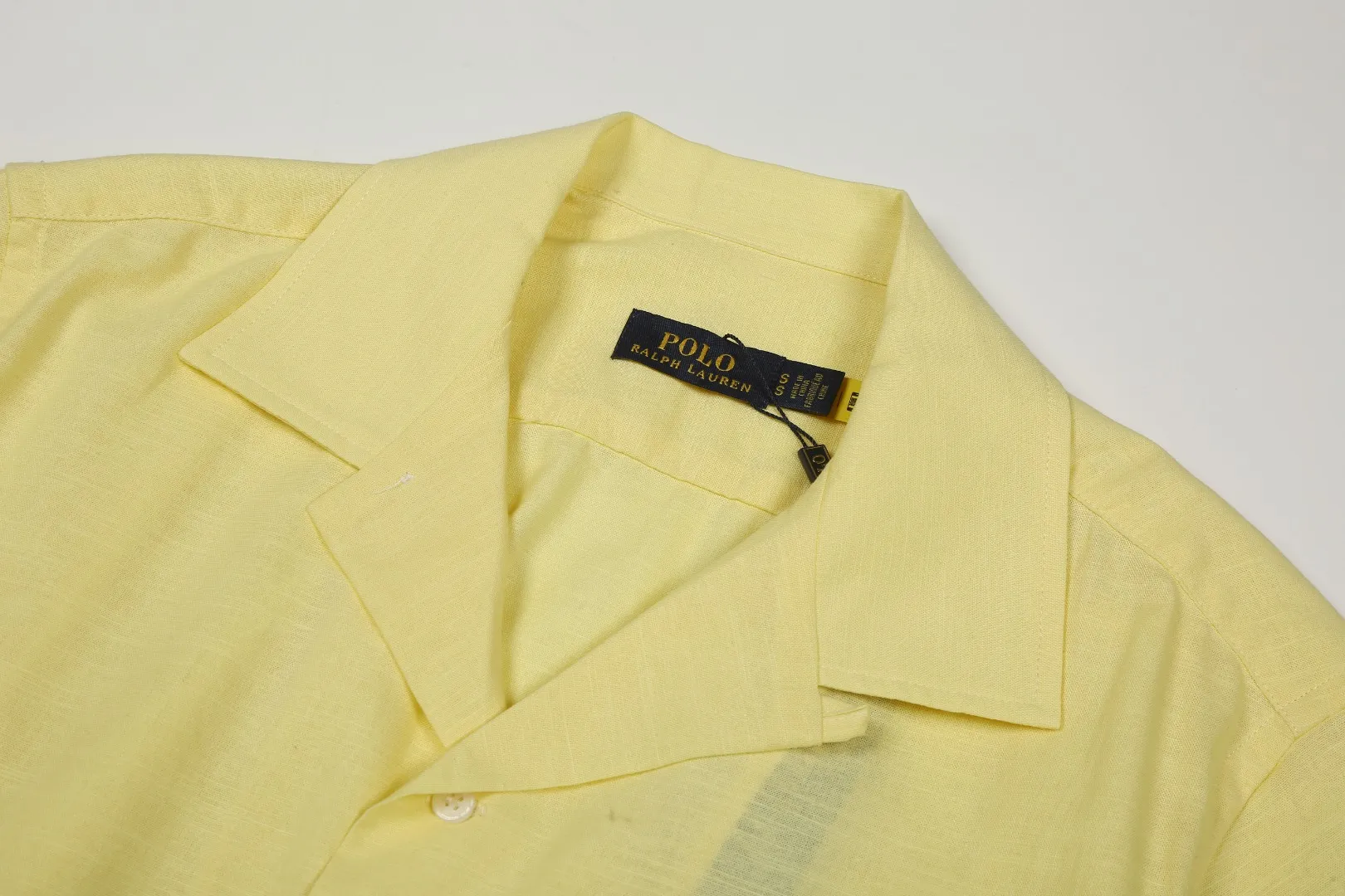 P230 White background picture [High-end quality] Style number: 25055# Color: Navy blue/off-white/ice blue/light pink/chicken yellow/khaki Size: S to XL - Ralph Lauren/Ralph Lauren 25SS Summer popular high-quality old money style Cuban collar pocket style short-sleeved linen couple shirt - originality restoration 95% cotton blended bamboo linen pre-car wash treatment tight and soft texture ✅ - 100% restored workmanship Complete professional shirt with embedded clips in bifurcated sleeves, top button earrings ✅ - Custom dyed original pearlescent white buttons with different sizes ✅ - Special shaped chiffon foil inside the collar door tube, which is not easy to deform and pull ✅ - Ralph Lauren/linen pocket style short-sleeved shirt. It is different from the classic style and has a niche style. It perfectly combines comfort and high-end. An indispensable piece in summer. It is both cool and textured. It is the king of ins style with every snap. It can be used for commuting and vacationing. There’s no pressure to switch between different styles, and the classics never go out of style.